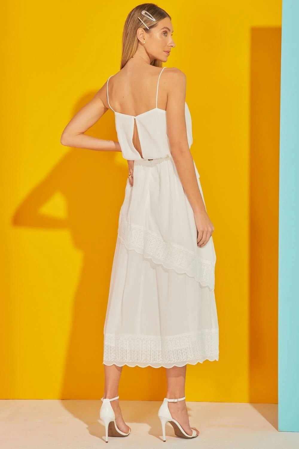VESTIDO MIDI COM FIVELA E BABADO OFF WHITE
