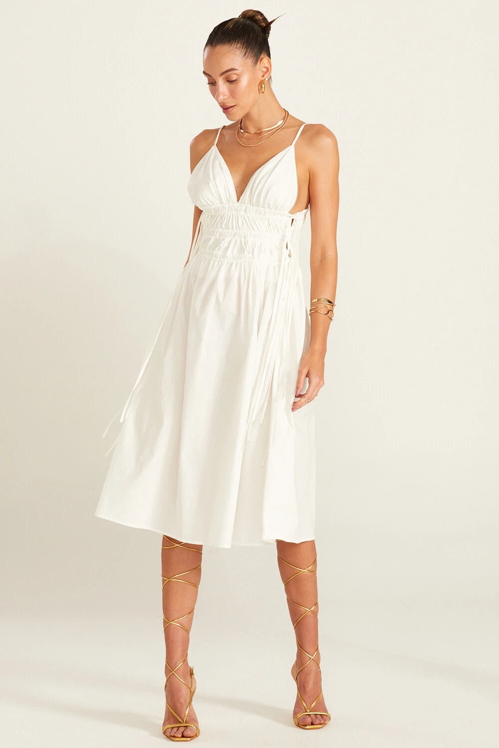 VESTIDO MIDI COM ALÇAS FINAS NA CINTURA OFF WHITE