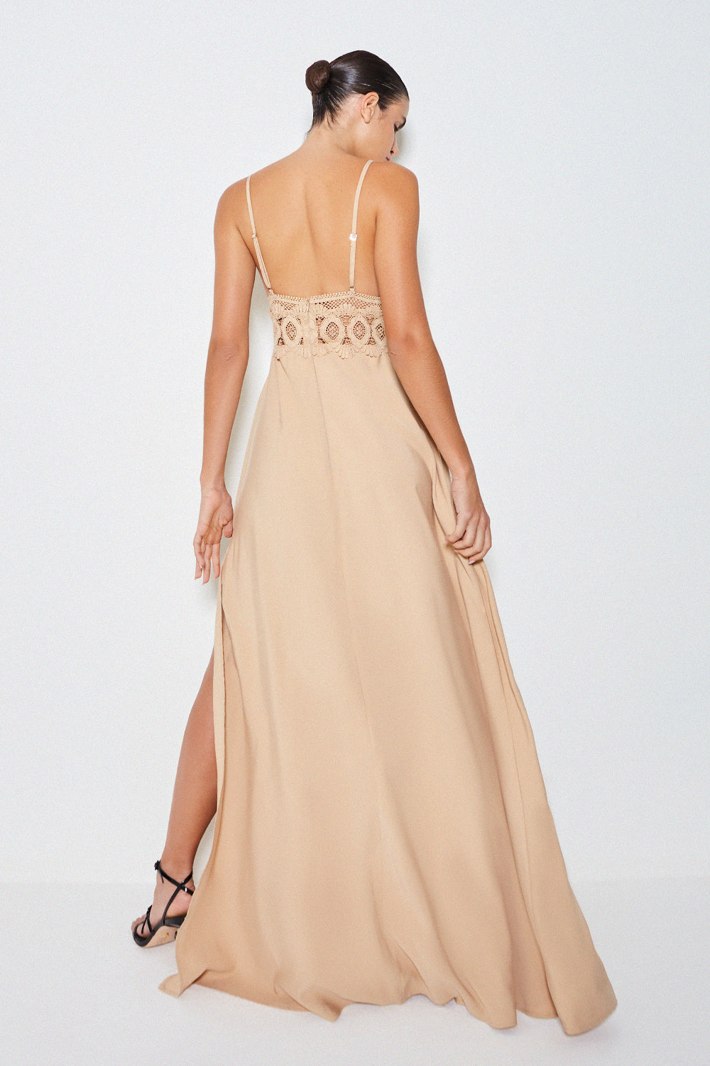 VESTIDO LONGO COM RENDA KAKI CLARO
