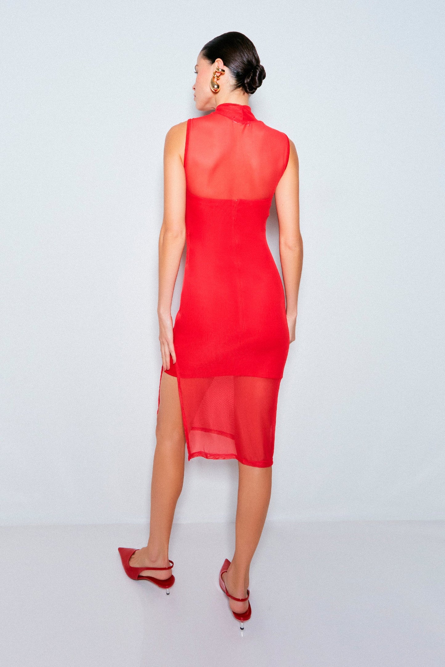 VESTIDO MIDI GOLA ALTA E FENDA LATERAL EM TULE VERMELHO