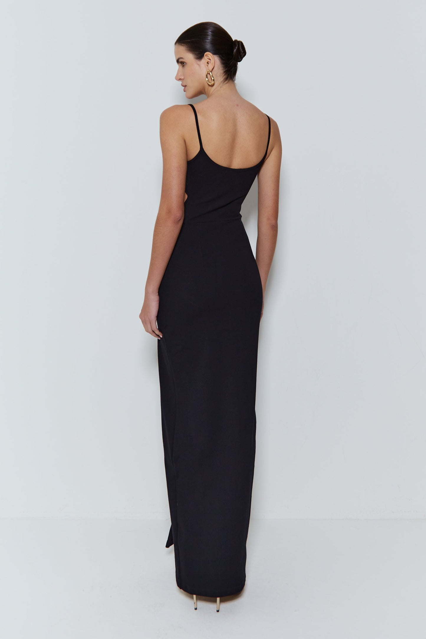 VESTIDO LONGO ALÇA FINA E RECORTES NA LATERAL PRETO