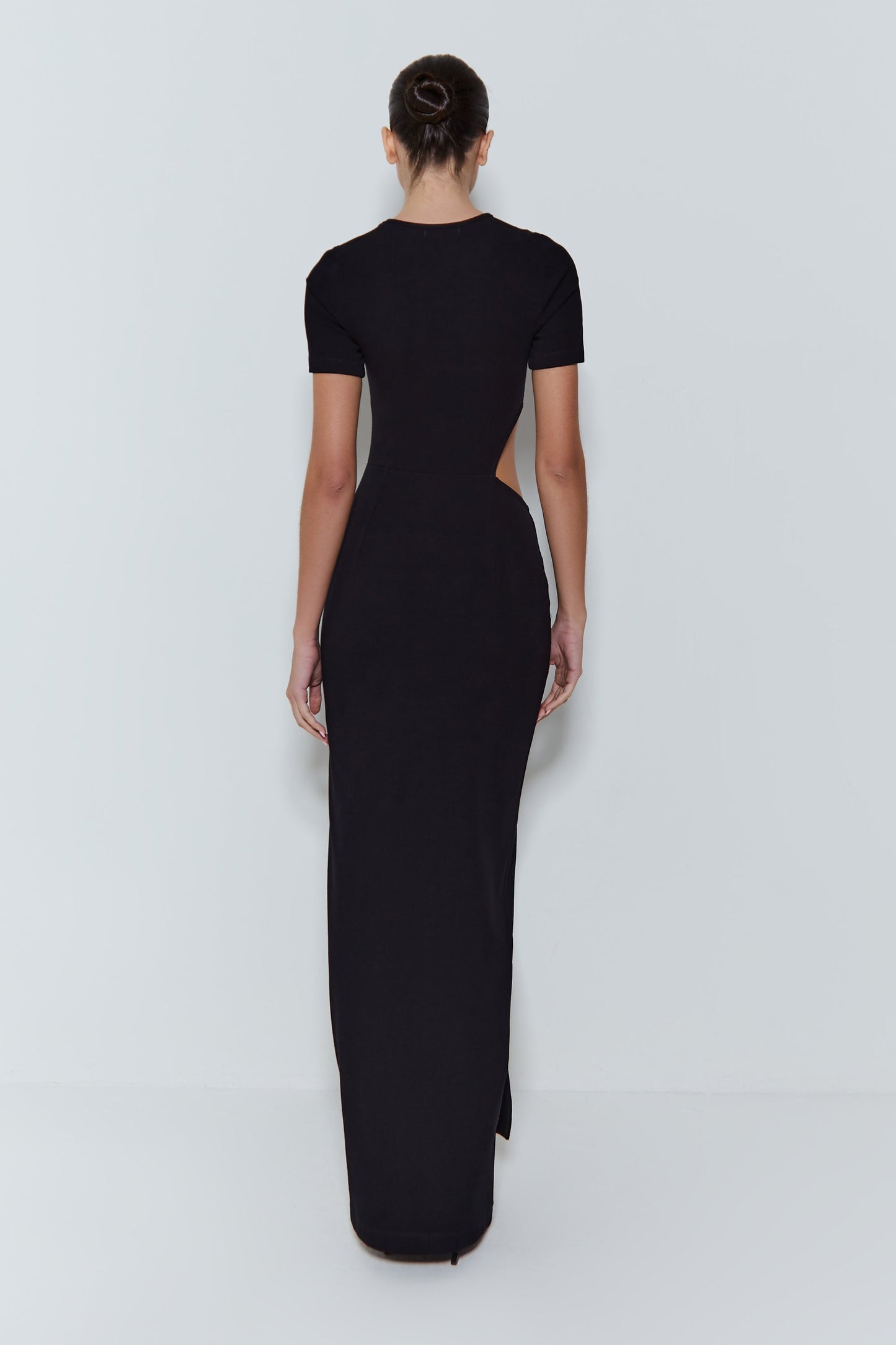 VESTIDO LONGO COM RECORTE E TORCAO FRONTAL PRETO