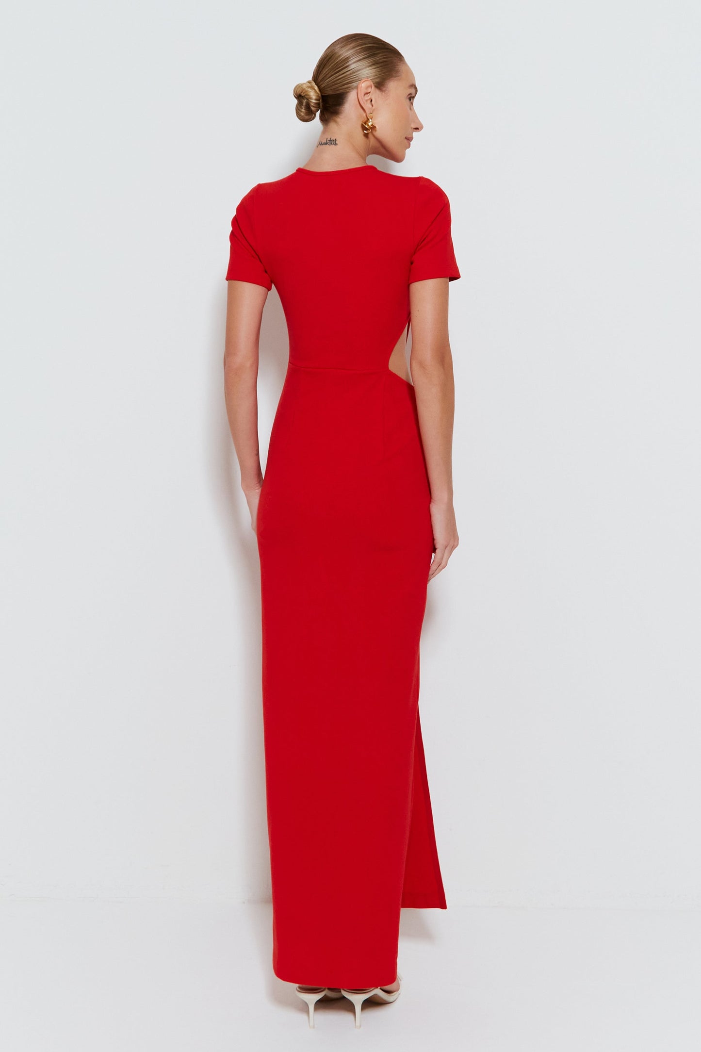 VESTIDO LONGO COM RECORTE E TORCAO FRONTAL VERMELHO