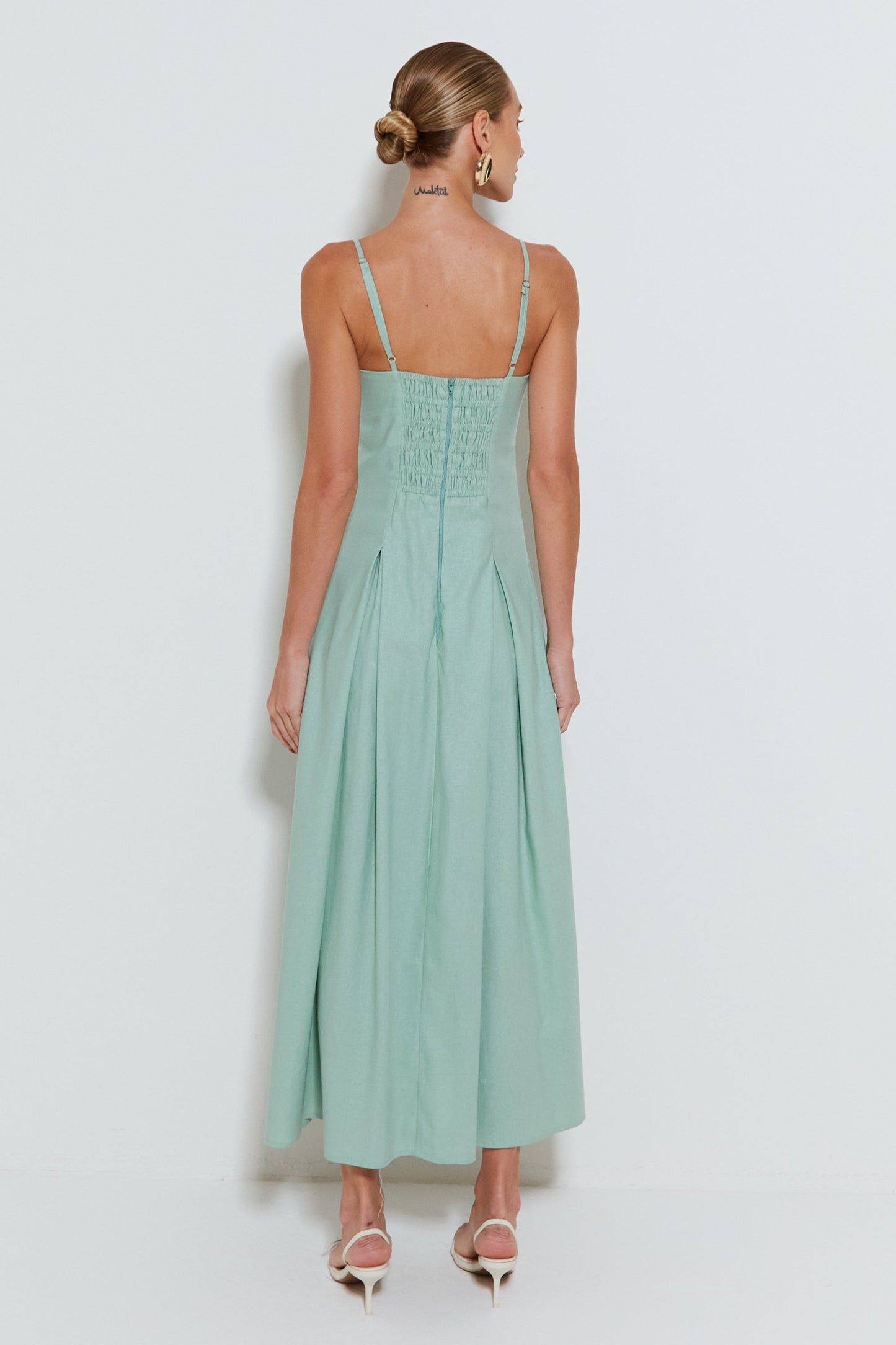 VESTIDO MIDI ALÇA FINA COM SAIA RODADA E PREGAS VERDE MENTA