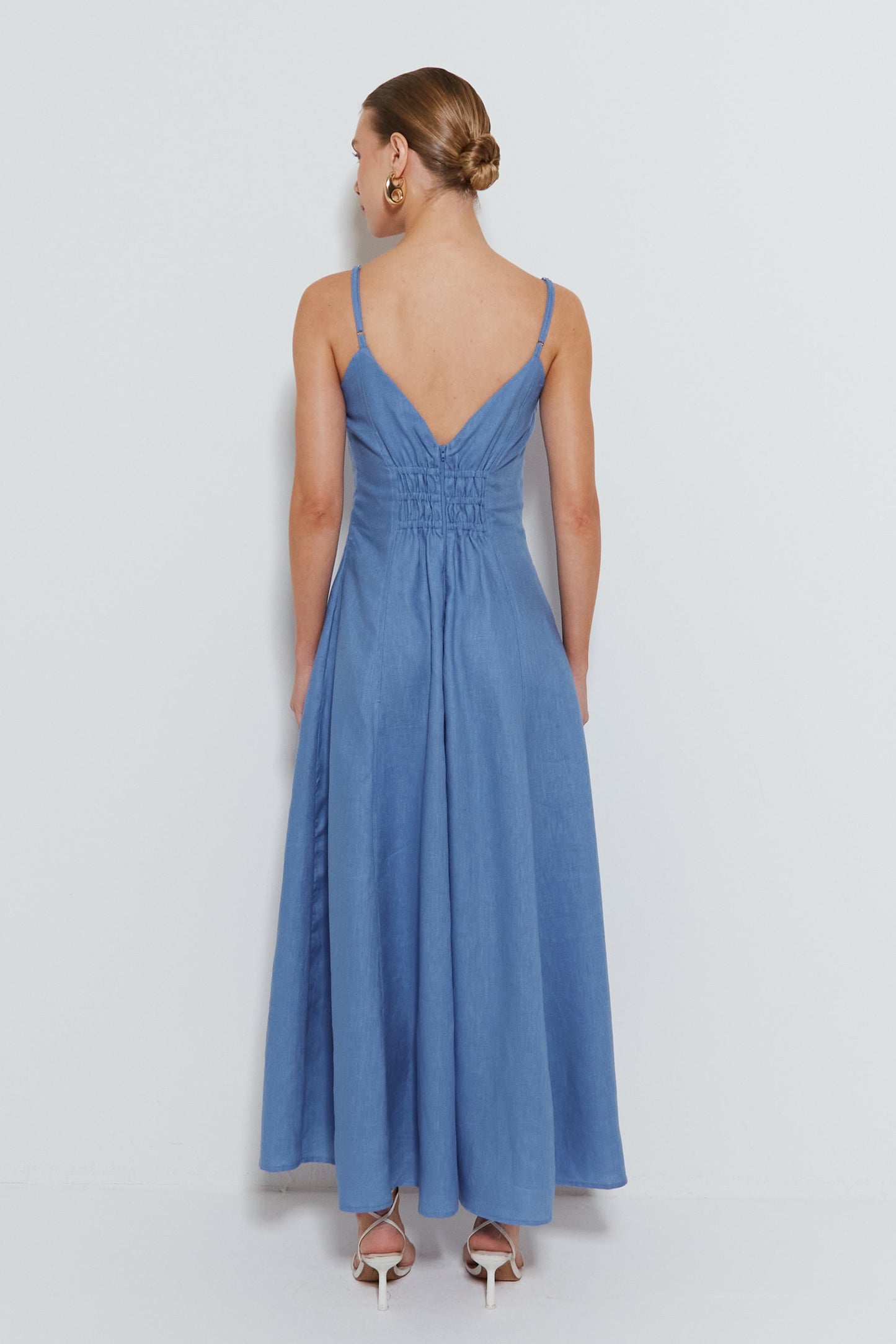 VESTIDO MIDI ALCA FINA COM DECOTE V E SAIA AMPLA AZUL JEANS