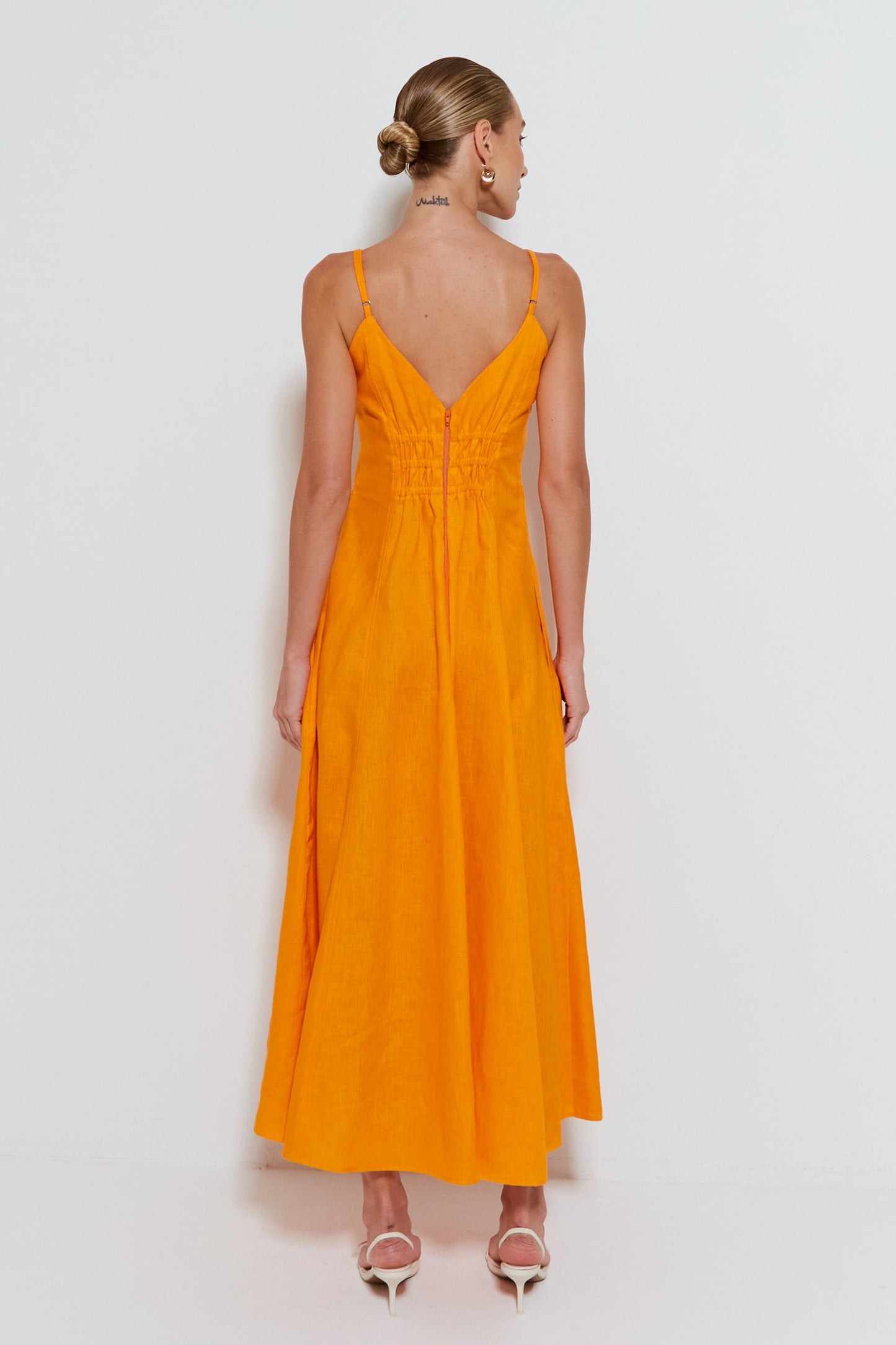 VESTIDO MIDI ALCA FINA COM DECOTE V E SAIA AMPLA LARANJA TANGERINA