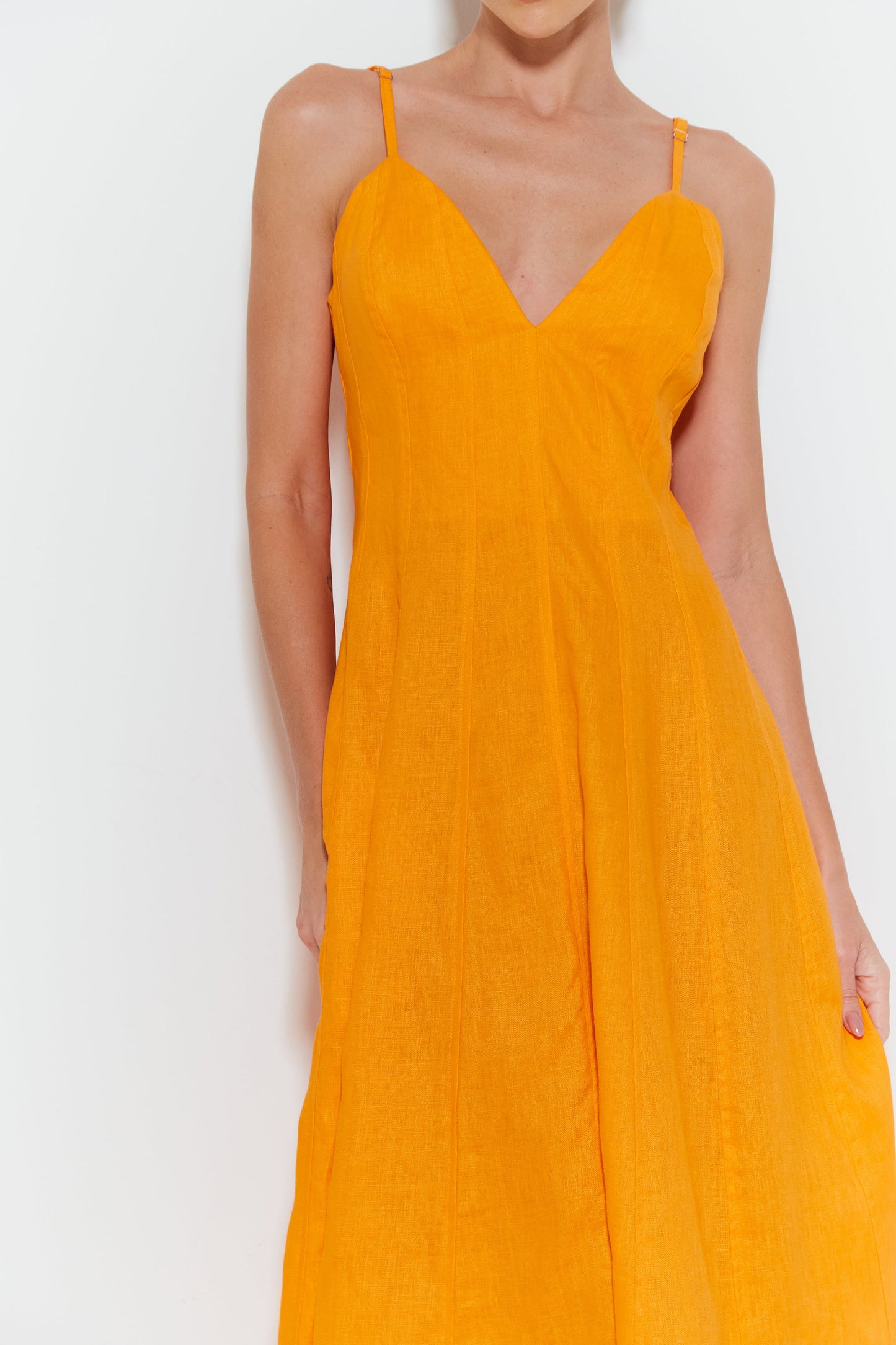 VESTIDO MIDI ALCA FINA COM DECOTE V E SAIA AMPLA LARANJA TANGERINA