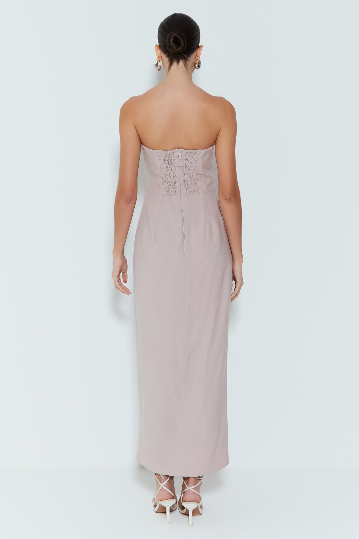 VESTIDO MIDI TOMARA QUE CAIA COM DETALHES BABADOS MOCA