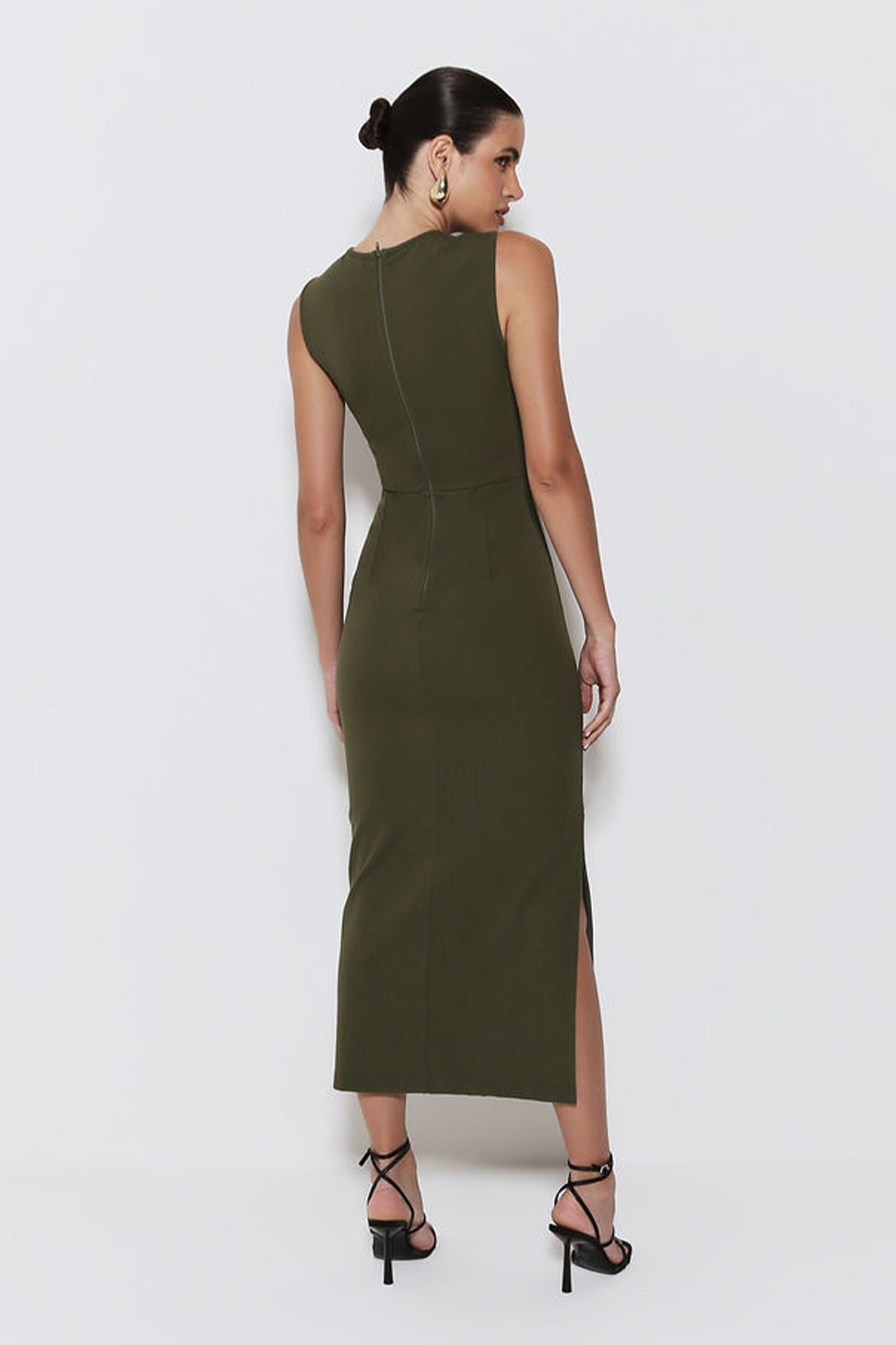 VESTIDO MIDI RETO COM PREGAS LATERAIS VERDE MILITAR