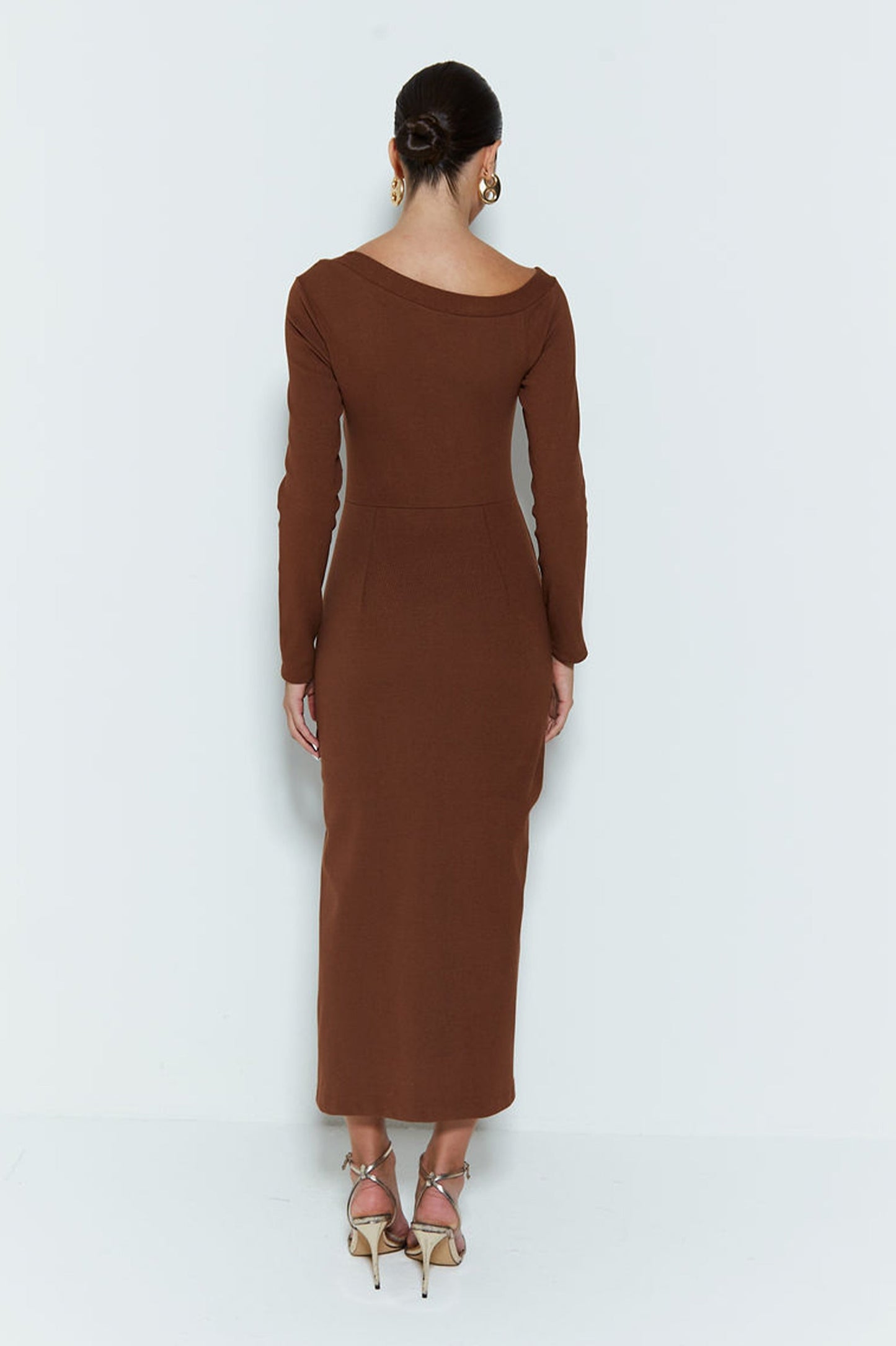 VESTIDO MIDI COM RECORTE ASSIMETRICO NO DECOTE MARROM