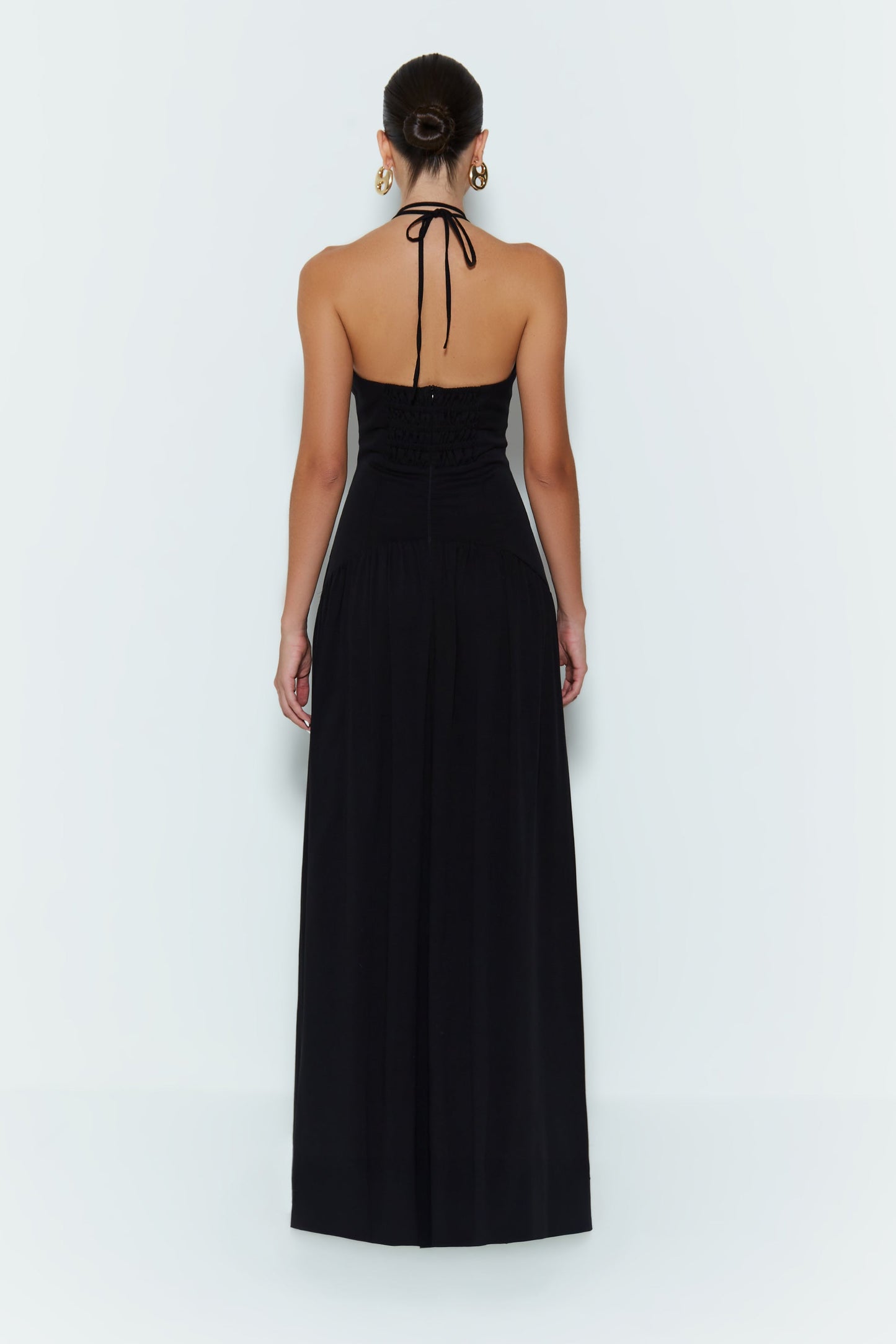 VESTIDO LONGO COM AMARRACAO PESCOCO E BARRA FLUIDA PRETO