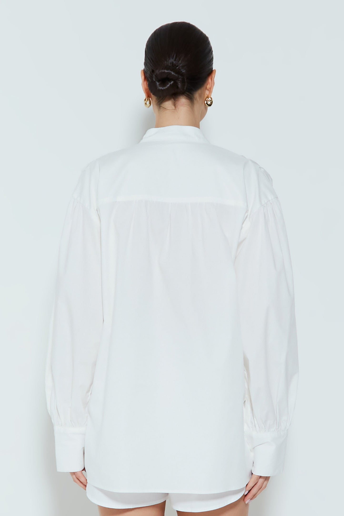 CAMISA MANGA COMPRIDA LISA COM DECOTE V OFF WHITE