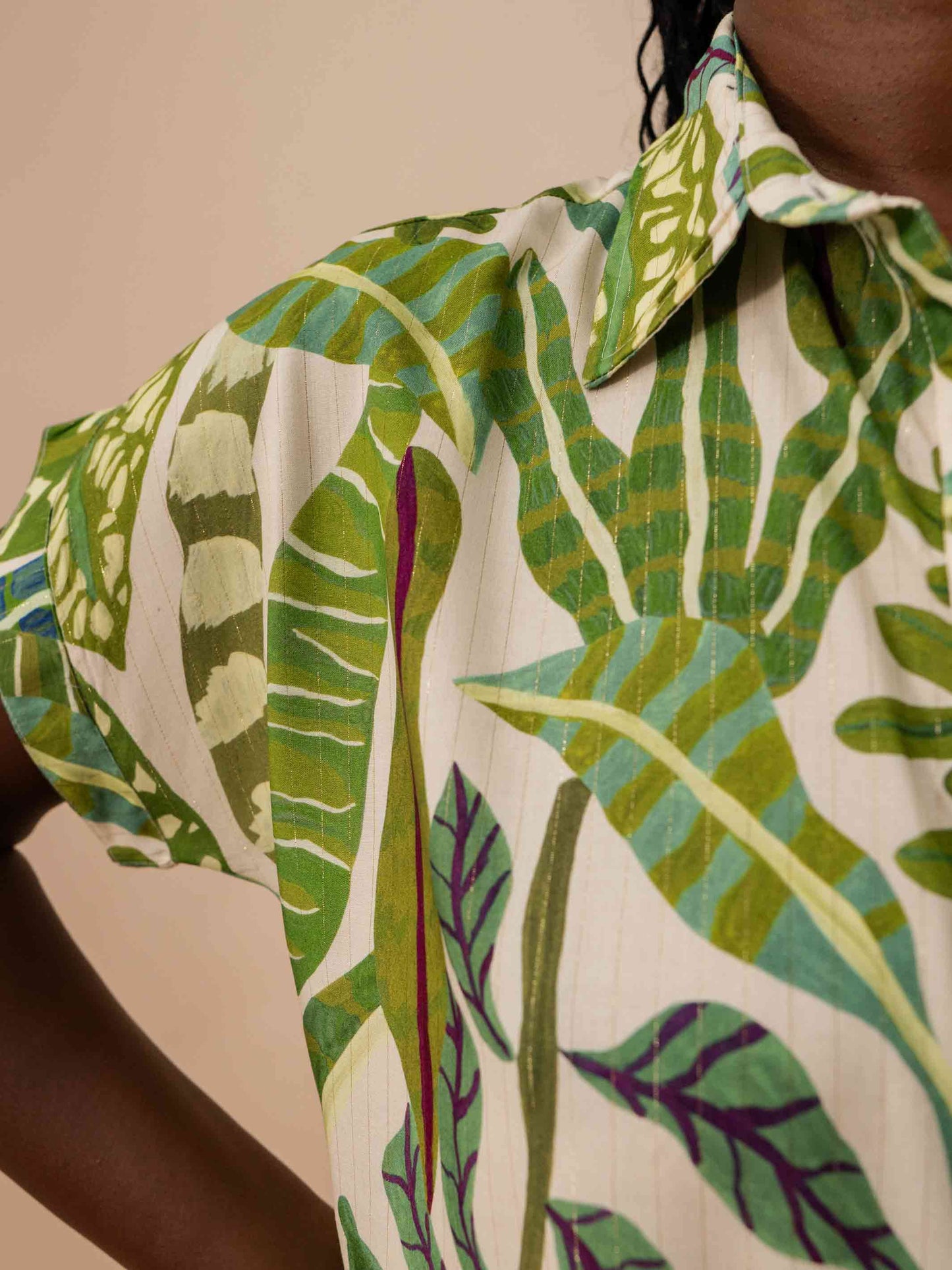 BLUSA BOTÕES | FOLHAS DE PROTEÇÃO OFF