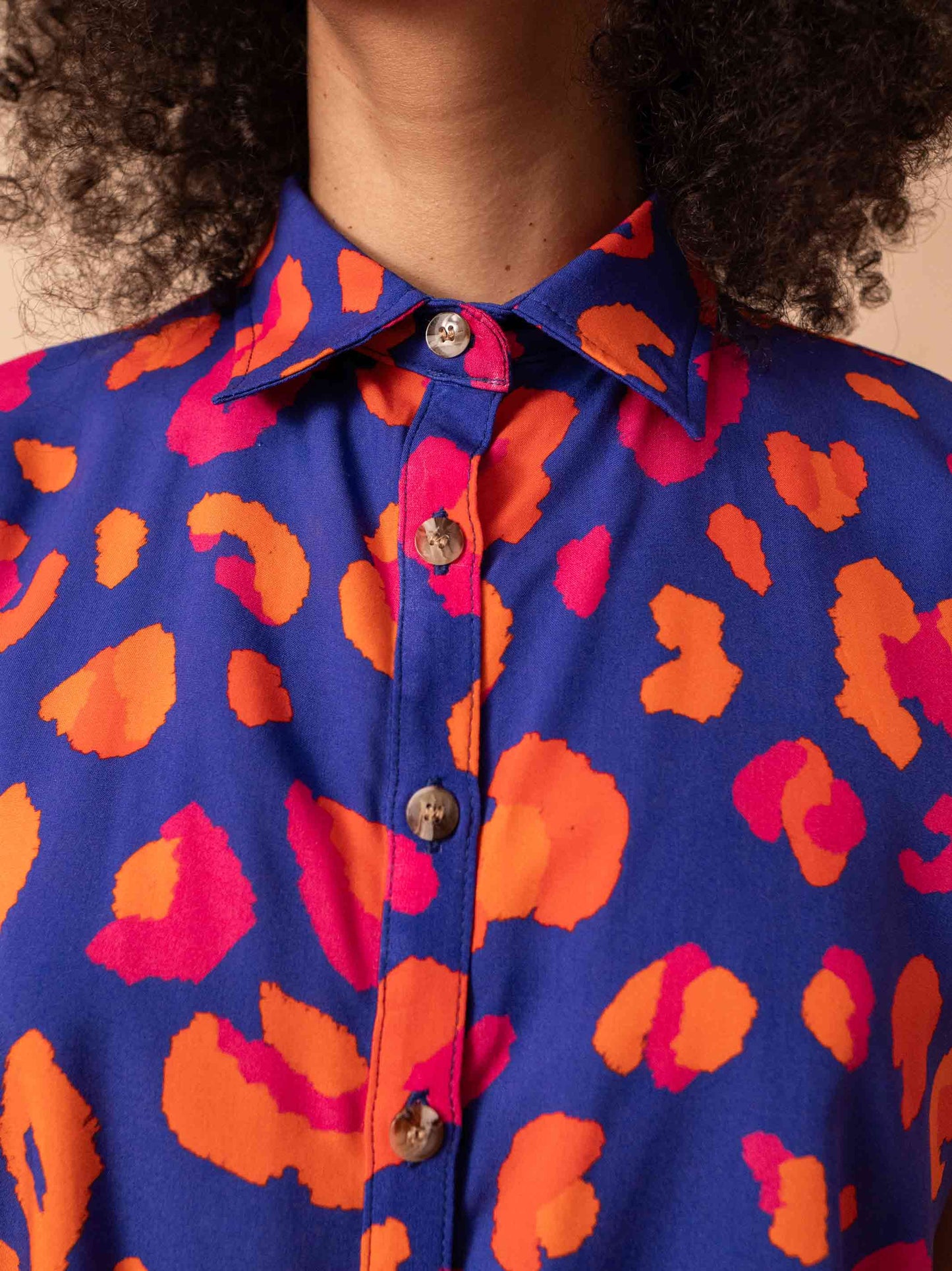 BLUSA BOTÕES | ONCINHA AZUL
