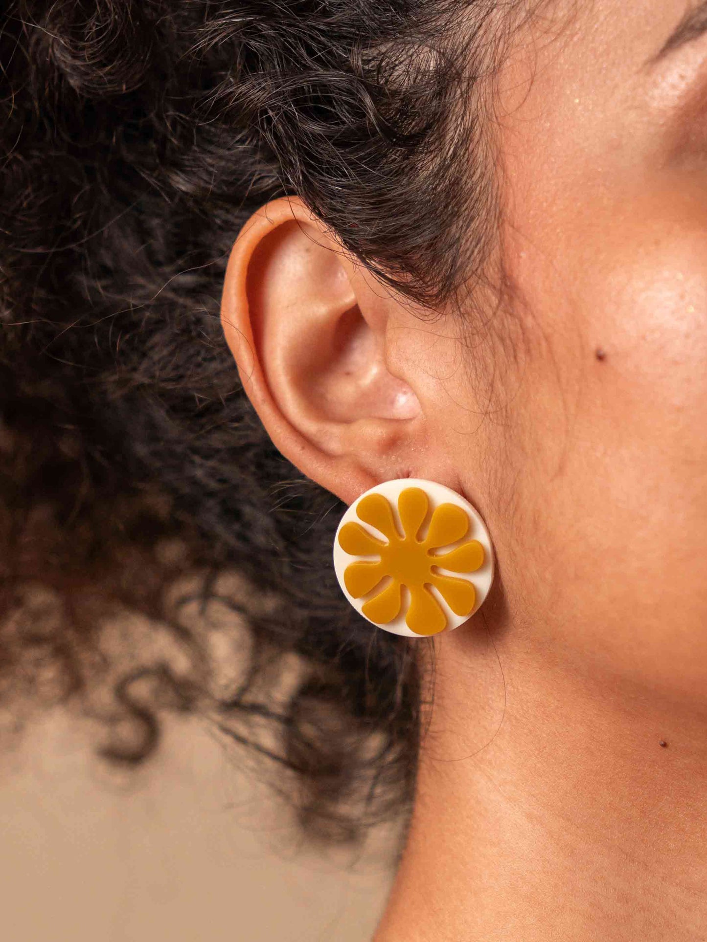 BRINCO DAISY | MOSTARDA