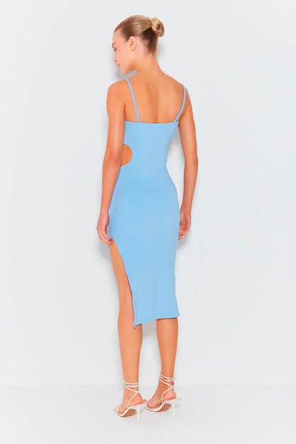 VESTIDO MIDI COM ASSIMETRIA E RENDA AZUL BEBE