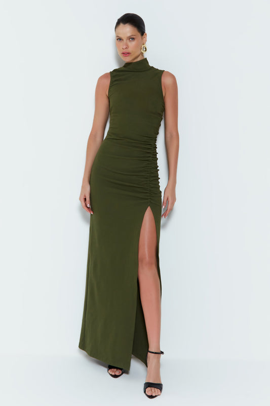 VESTIDO LONGO COM FRANZIDO LATERAL E GOLA ASSIMETRICA VERDE MILITAR