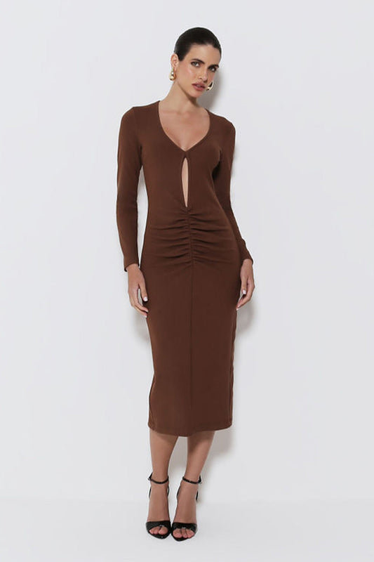 VESTIDO MIDI COM ABERTURA E FRANZIDO FRONTAL MARROM