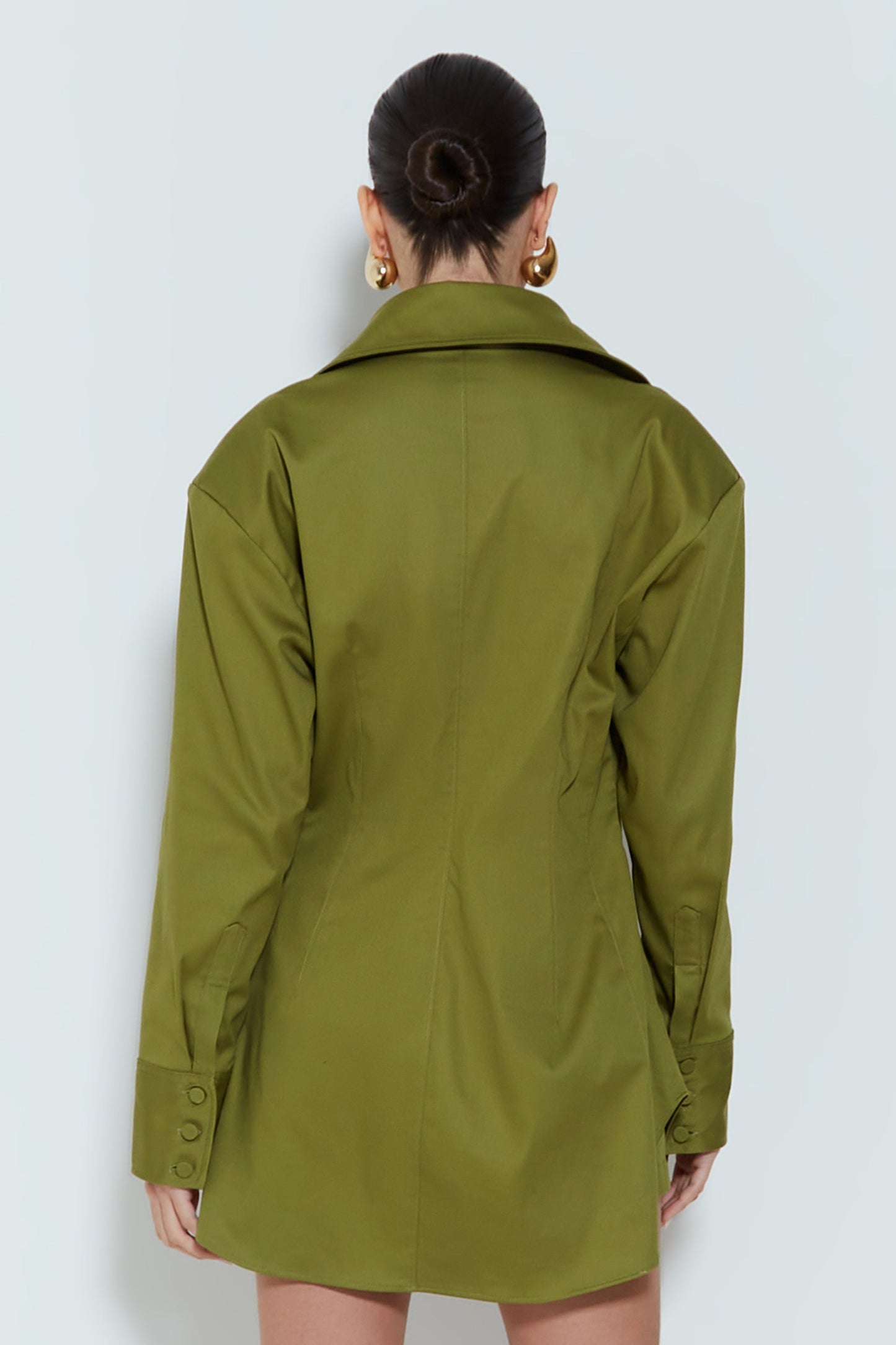 CAMISA MANGA LONGA ESTRUTURADA COM PESPONTO VERDE MOSS