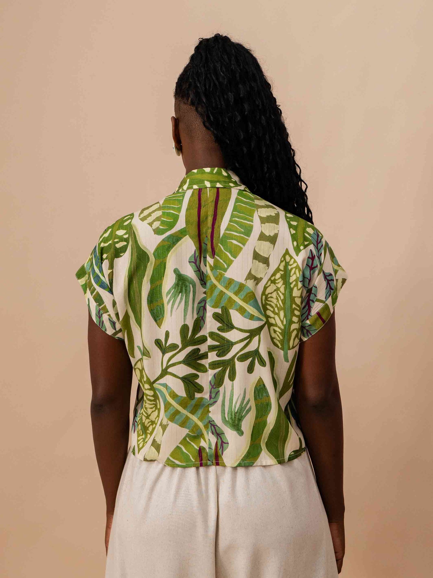 BLUSA BOTÕES | FOLHAS DE PROTEÇÃO OFF